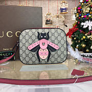 Gucci gg supreme bee shoulder bag 2220 - 1