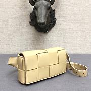 Bottega Veneta Belt Cassette bag in beige - 6