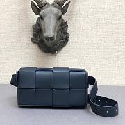 Bottega Veneta Belt Cassette bag in blue - 3