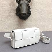 Bottega Veneta Belt Cassette bag in white - 6