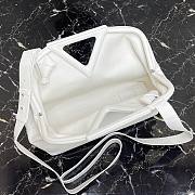 Bottega Veneta top handle bag in white - 4