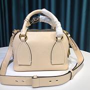 Chloe Small Daria day bag in grained & shiny calfskin beige - 4