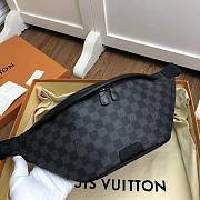 Louis Vuitton Discovery Bumbag Monogram in Grey M43644 - 6