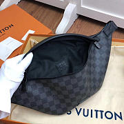 Louis Vuitton Discovery Bumbag Monogram in Grey M43644 - 5