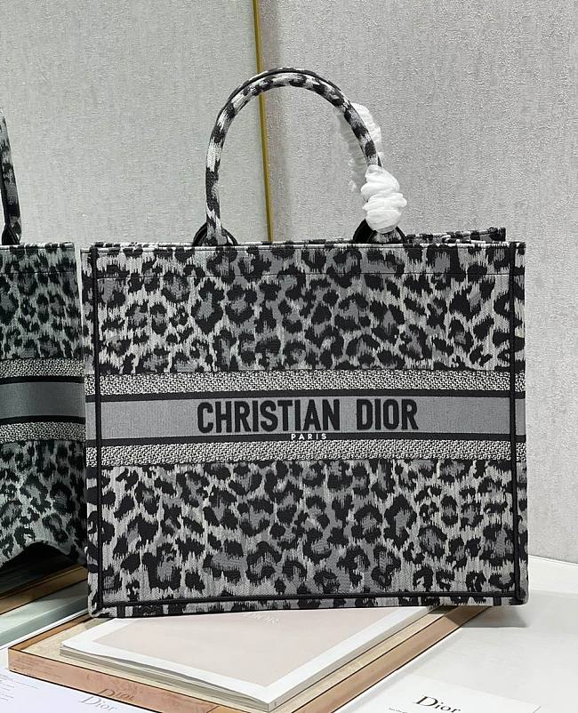 Dior Tote Book Maria Grazia Chiuri 41cm - 1