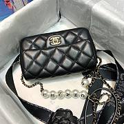 Chanel pearl chain flap bag  - 5