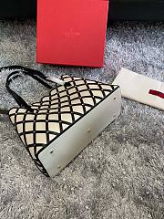 Valentino Garavani Beehive white tote bag - 3