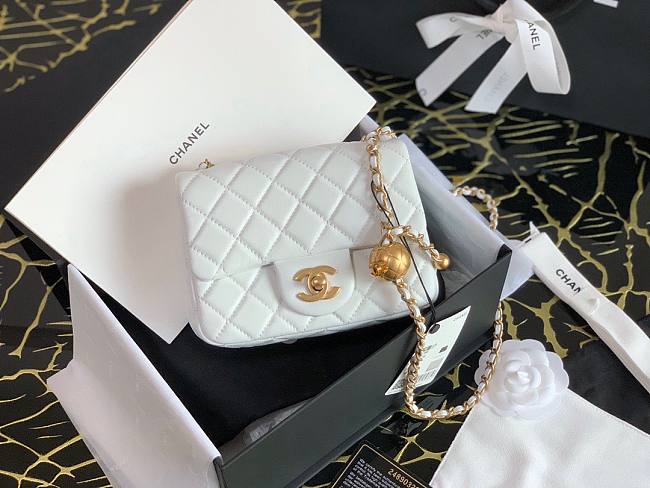 Chanel Lambskin & Gold-Tone Small Metal Flap Bag White 13cm - 1