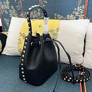 Valentino Garavani rockstud black leather bucket bag - 5