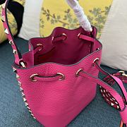 Valentino Garavani rockstud pink leather bucket bag - 5