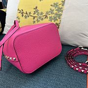 Valentino Garavani rockstud pink leather bucket bag - 2
