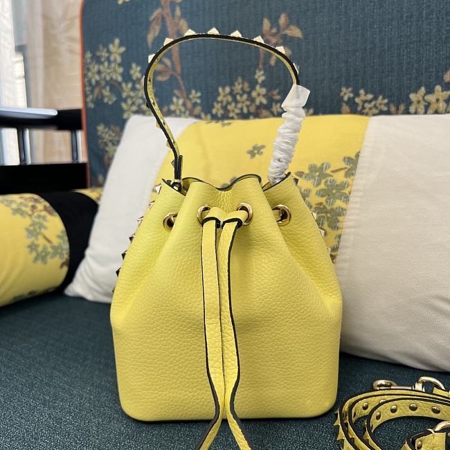 Valentino Garavani rockstud yellow leather bucket bag - 1