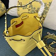 Valentino Garavani rockstud yellow leather bucket bag - 5