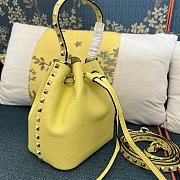 Valentino Garavani rockstud yellow leather bucket bag - 4