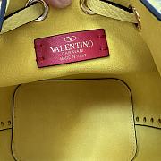 Valentino Garavani rockstud yellow leather bucket bag - 2