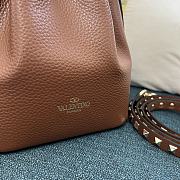 Valentino Garavani rockstud brown leather bucket bag - 4