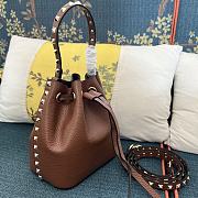 Valentino Garavani rockstud brown leather bucket bag - 3