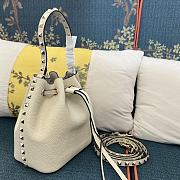 Valentino Garavani rockstud white leather bucket bag - 5