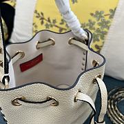 Valentino Garavani rockstud white leather bucket bag - 2