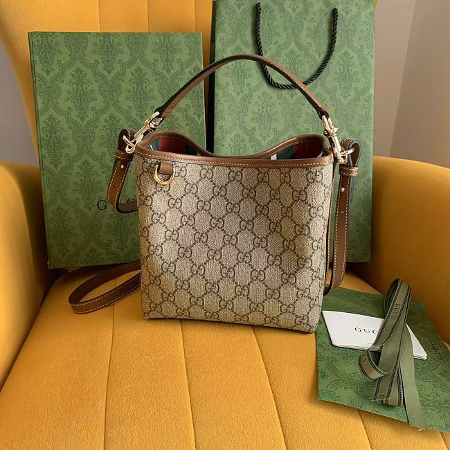 Gucci GG Emblem Small bucket bag in beige - 19x 18x 11cm - 1
